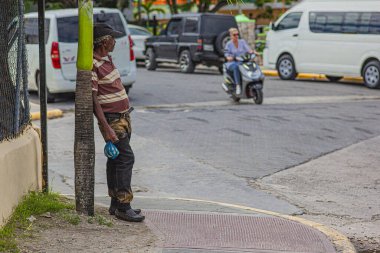Sokaktaki yaşlı alkolik ayyaş.