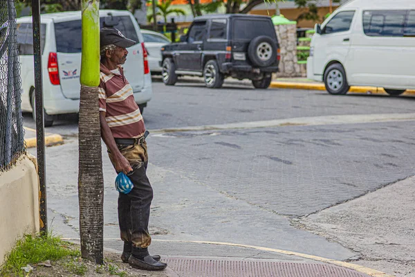 Sokaktaki alkolik ayyaş.