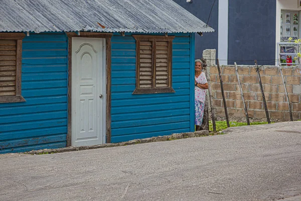 Vieille dame dominicaine dans la rue — Photo