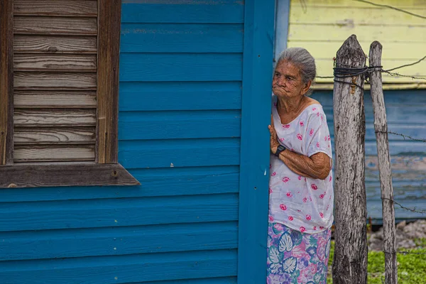 Vieja dominicana en la calle 2 — Foto de Stock