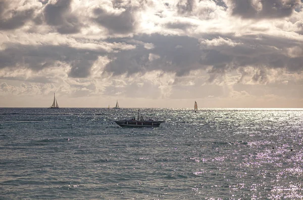 Boats on the sea on the horizon — Stockfoto