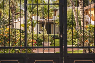 Tropikal Bahçe 2 'nin kapısı