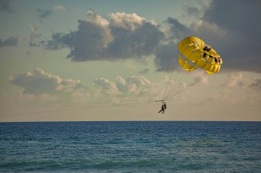 Gün batımında 2. Paraglider denizde