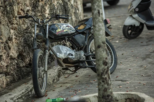 Antigua motocicleta vintage deteriorada —  Fotos de Stock