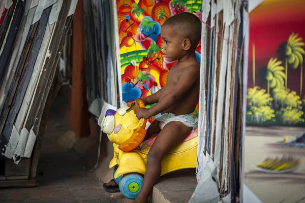 Dominikai gyermek játszik az utcán Dominicus — Stock Fotó