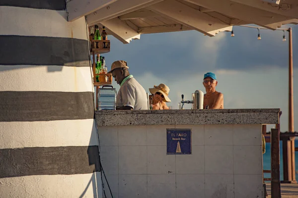 Cantinero dominicano prepara un cóctel en la playa 3 — Foto de Stock