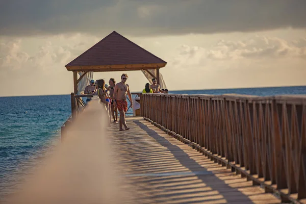 Menschen gehen bei Sonnenuntergang auf der Dominicus-Seebrücke 2 — Stockfoto