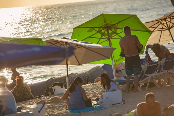 Personas en Dominicus Beach al atardecer 4 — Foto de Stock