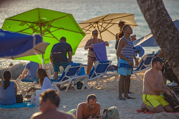 Gente en Dominicus Beach al atardecer 5 — Foto de Stock