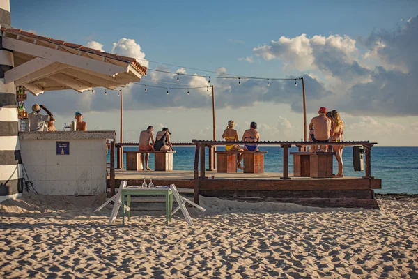 Mensen zitten op de bank aan zee 3 — Stockfoto