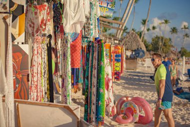 Dominicus plajında kıyafet satmak.