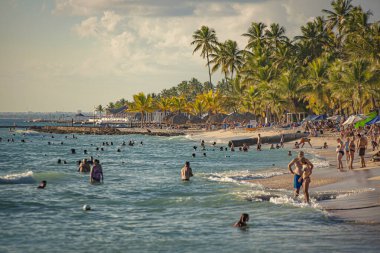 Dominicus plajı 4. Gün batımında turistlerle dolu.