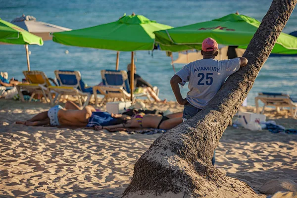 Gente en Dominicus Beach al atardecer — Foto de Stock