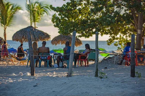 Dominicus Sahili 'nde insanlar gün batımı 9' da — Stok fotoğraf