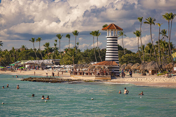 Вид на пляж Доминикус возле Байхайбе с маяком, взятым с моря 2
