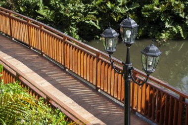 Göl üzerinde küçük ahşap köprü