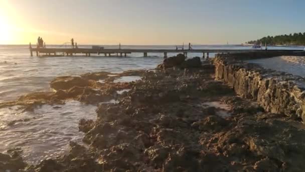 Hermosa Puesta Sol Sobre Mar Con Muelle Lleno Gente Paseando — Vídeos de Stock