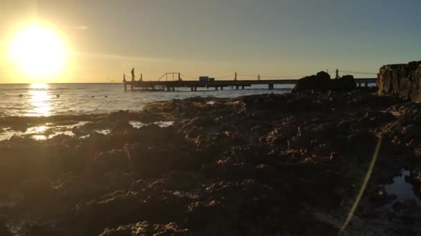 Hermosa Puesta Sol Sobre Mar Con Muelle Lleno Gente Paseando — Vídeos de Stock