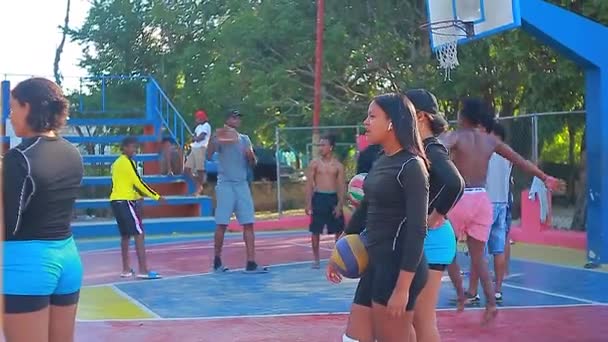 Svarta Pojkar Spelar Volleyboll Och Basket Filmad Bakom Nätet Dominikanska — Stockvideo