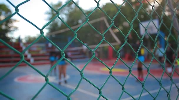 Zwarte Jongens Spelen Volleybal Basketbal Gefilmd Achter Het Net Dominicaanse — Stockvideo