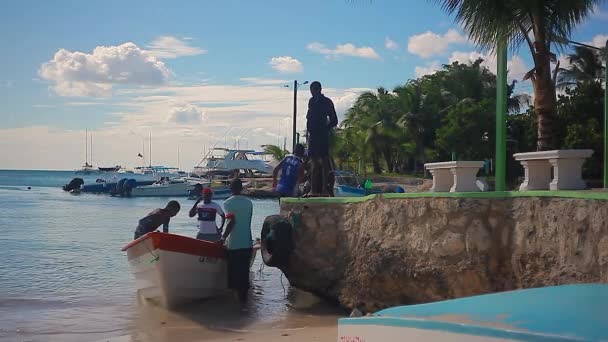 Bayahibe República Dominicana Janeiro 2020 Meninos Dominicanos Carregam Mercadorias Barco — Vídeo de Stock