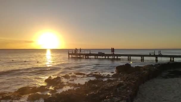 Чудовий Захід Сонця Над Морем Пірсом Повний Людей Які Гуляють — стокове відео