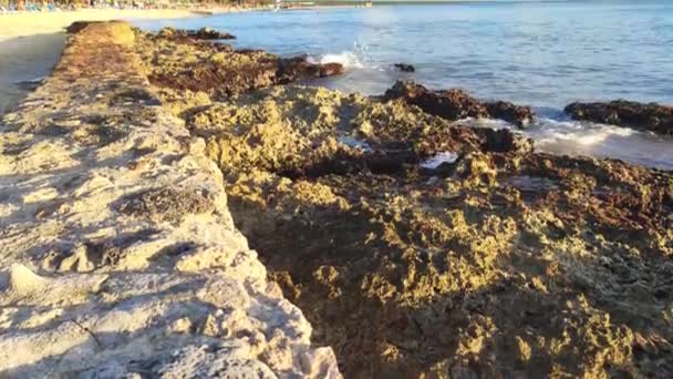 Hermosa Puesta Sol Sobre Mar Con Muelle Lleno Gente Paseando — Vídeos de Stock
