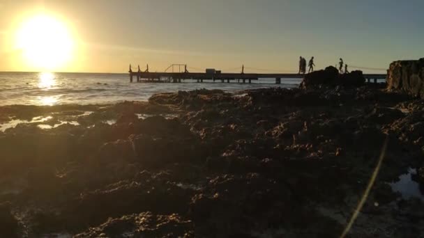 Hermosa Puesta Sol Sobre Mar Con Muelle Lleno Gente Paseando — Vídeos de Stock