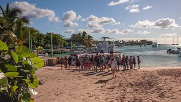 游客们在Bayahibe海滩下船的时间 — 图库视频影像