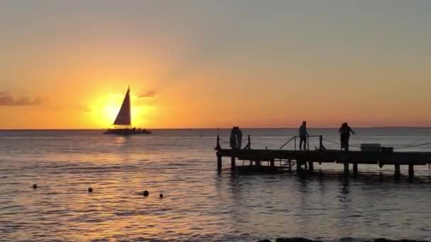 Чудовий Захід Сонця Над Морем Пірсом Вітрильником Який Перетинає Сонце — стокове відео