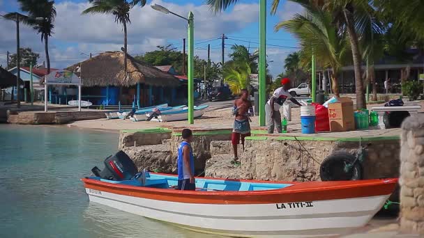 Bayahibe Dominican Republic January 2020 Dominican Boys Load Merchandise Boat — стокове відео