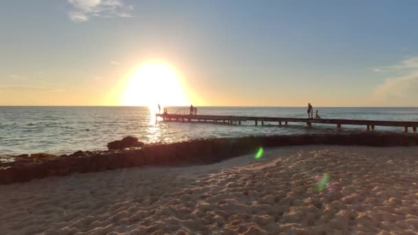 Fischer Auf Dem Pier Bei Sonnenuntergang Bayahibe Dominikanische Republik — Stockvideo