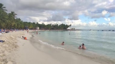 Bayahibe 'deki Dominikli plaj insanları.