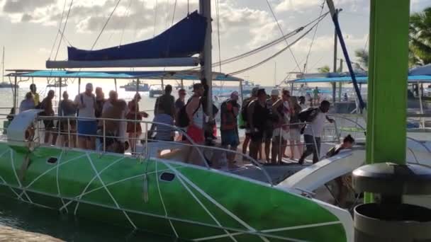 Bayahibe República Dominicana Dezembro 2019 Catamarã Cheia Caminhantes Atraca Porto — Vídeo de Stock