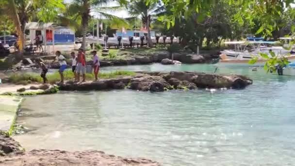 Bayahibe Dominican Republic December 2019 Guys Sitting Bench Looks Sea — стокове відео