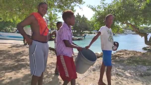 ドミニカ共和国のバヤヒベ2019年12月23日 貧しいドミニカの子供たちが総幸福と喜びでバヤヒベビーチで遊ぶ — ストック動画