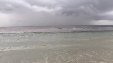 Bayahibe 'de Dominica Cumhuriyeti' nde yağmurlu tropik plaj