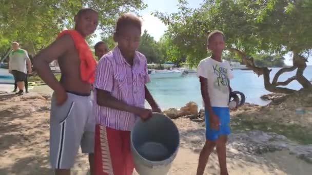 Bayahibe República Dominicana Dezembro 2019 Crianças Dominicanas Pobres Brincam Praia — Vídeo de Stock