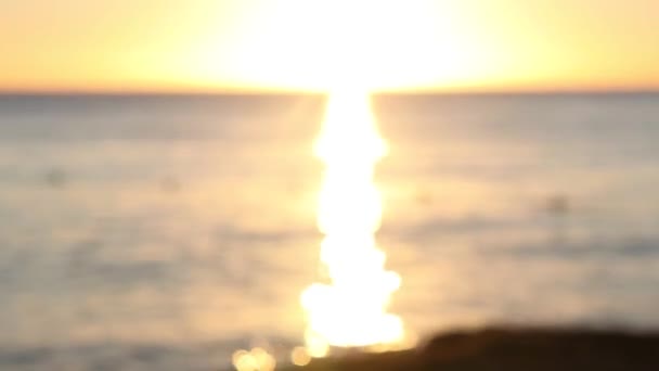 Coucher de soleil à l'horizon dans la mer en République dominicaine  
