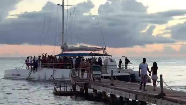 Bayahibe República Dominicana Janeiro 2020 Catamarã Cheia Turistas Bayahibe Para — Vídeo de Stock