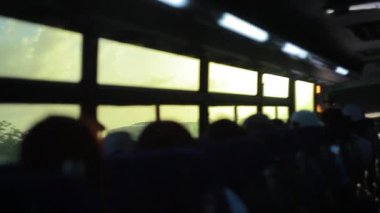 Günbatımı 6 'da hareket eden manzaranın penceresinden görüntüle