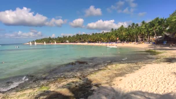 Widok Plażę Dominicus Bayahibe Republice Dominikańskiej Godzinach Porannych Słońcem Łodziami — Wideo stockowe