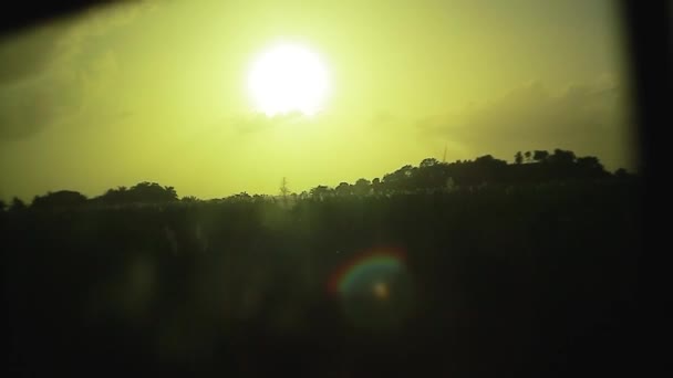 Blick Aus Dem Fenster Der Bewegten Landschaft Bei Sonnenuntergang — Stockvideo