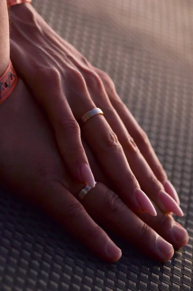 Friss Házasok Jegygyűrűkkel Ujjukon Összefogva — Stock Fotó