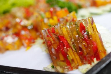 Zengin bir büfede abur cubur ve lezzetli lokmalar