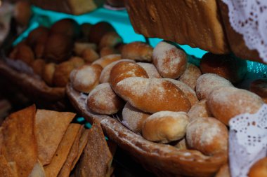 Zengin bir büfede abur cubur ve lezzetli lokmalar