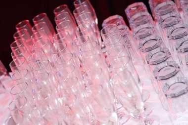 Bardaklar ve içki şişeleri parti için hazır.