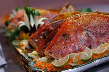 Zengin bir büfede abur cubur ve lezzetli lokmalar