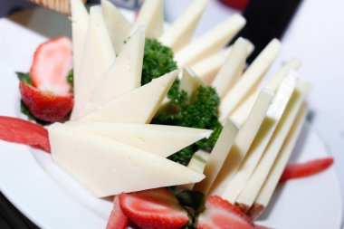 Akşam yemeği için büfede servis edilen peynir dolu tepsiler.