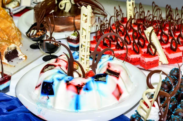 Bandeja Llena Cupcakes Rebanadas Pastel Dentro Buffet —  Fotos de Stock